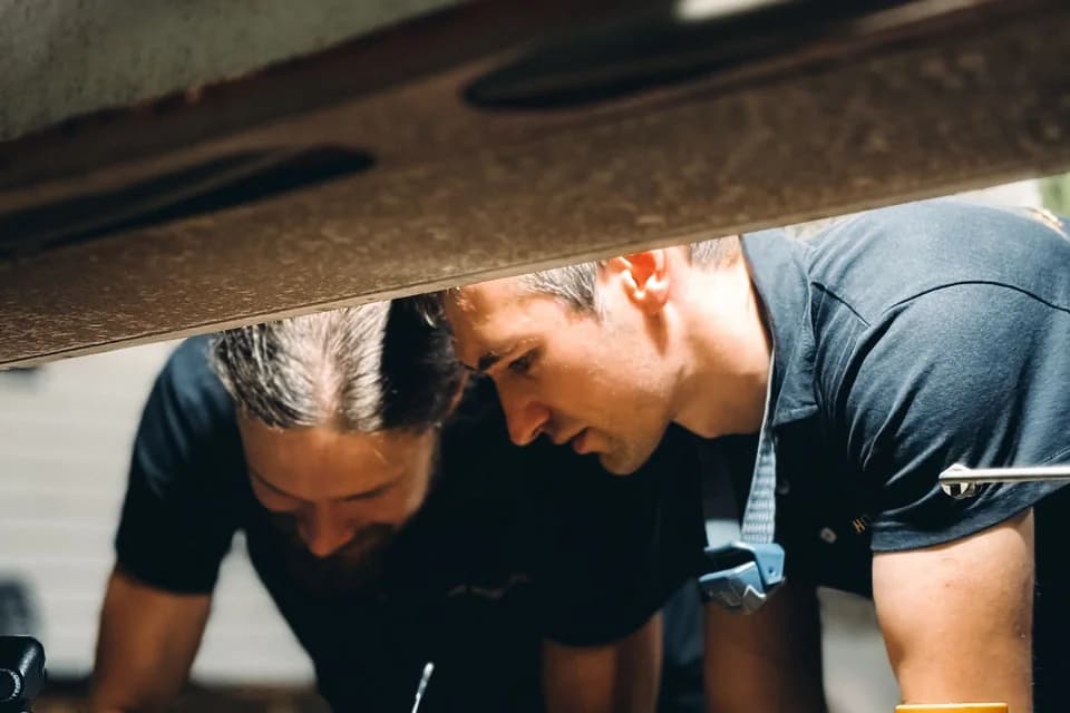 Illustration de techniciens intervenant sur un équipement industriel