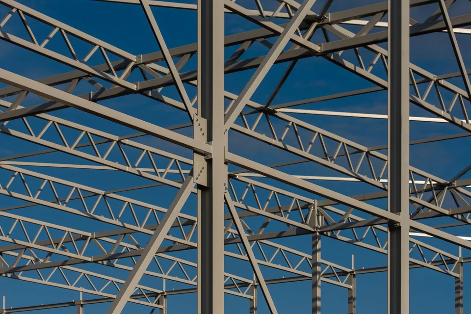 Illustration d'une charpente métallique destinée à un bâtiment industriel